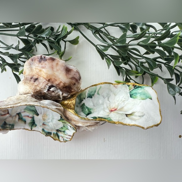 CLOSING SALE NWT Decorative Magnolia Flower Oyster Cluster Shell - Picture 3 of 4